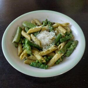 Pasta al pesto con piselli e asparagi verdi